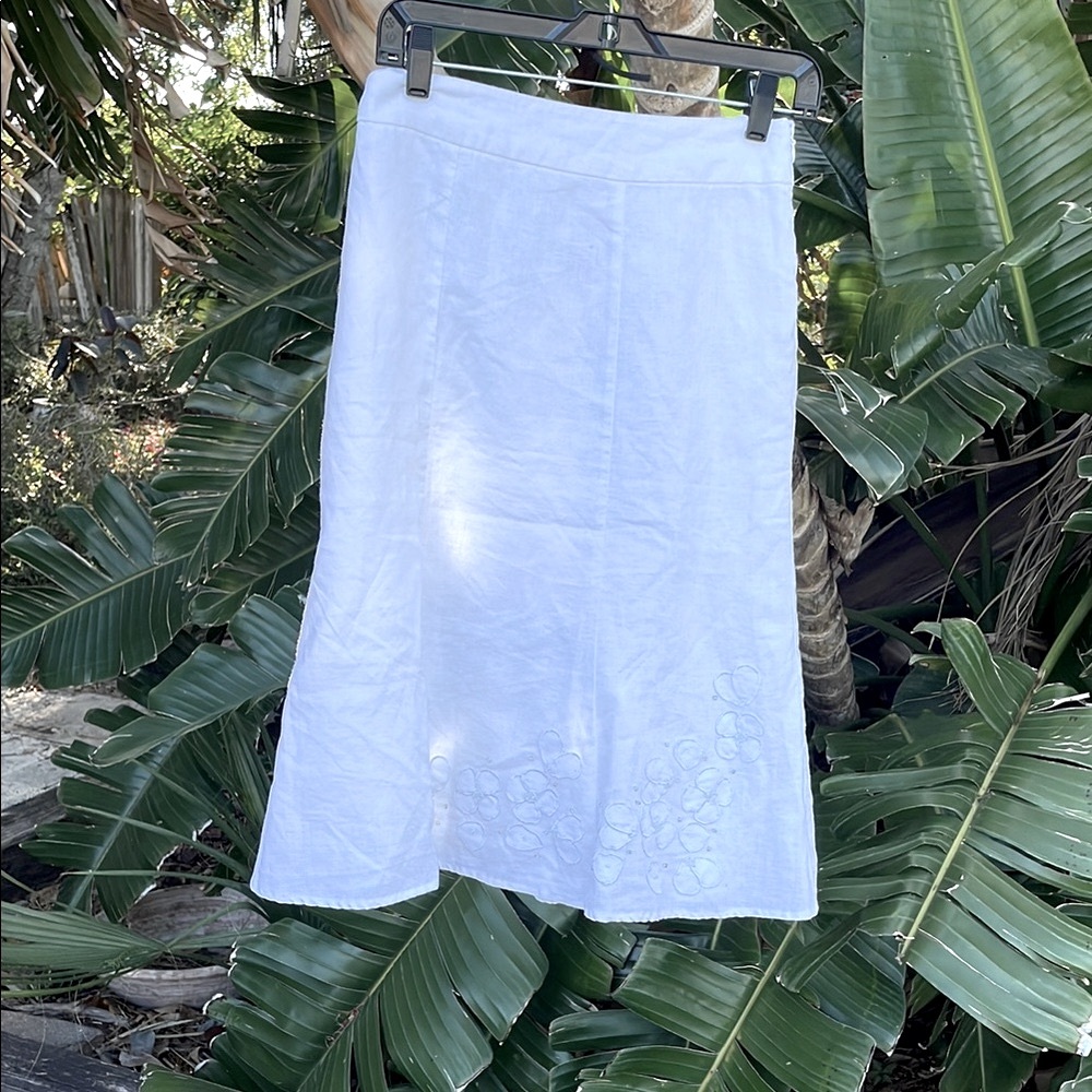 Linen skirt with appliqué florals and beating